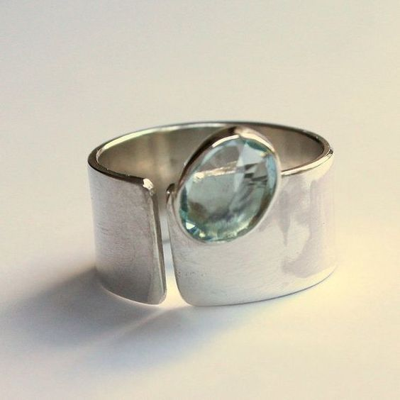 Anello d'argento con intarsio di cristallo verde vintage