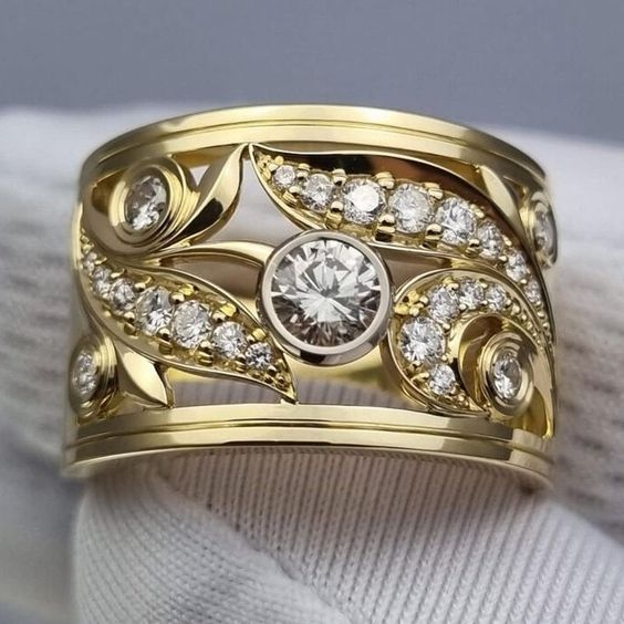 Anello d'oro con edera cava vintage