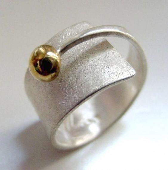 Anello aperto d'argento con perle d'oro vintage