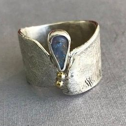 Anello aperto vintage con goccia di opale blu