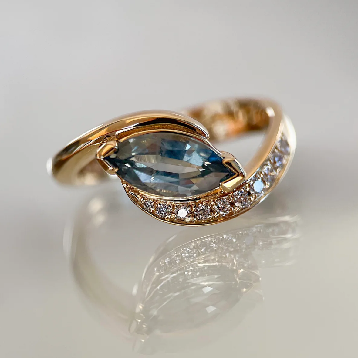 Elegante anello vintage con goccia di cristallo blu