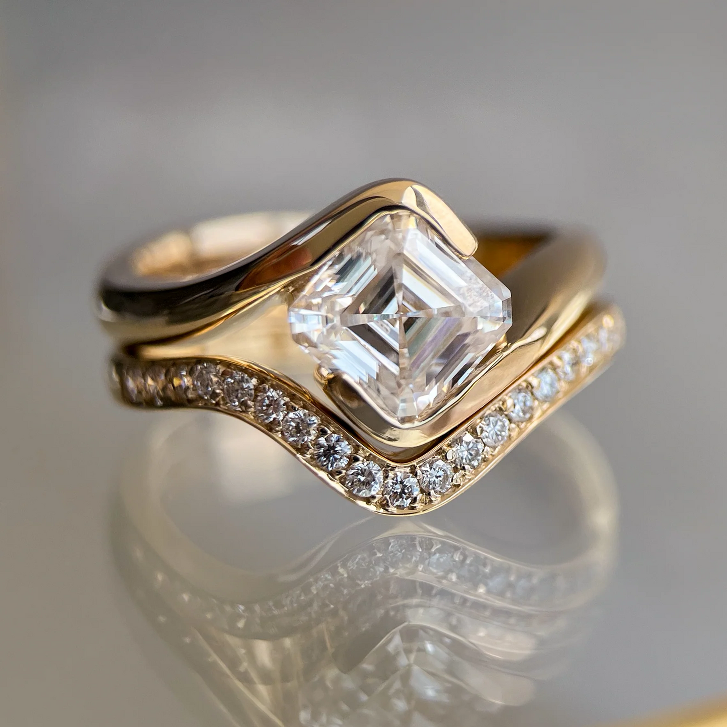 Elegante anello d'oro con cristalli cubici vintage