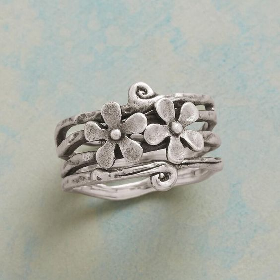 Anello d'argento a strati con fiori d'epoca