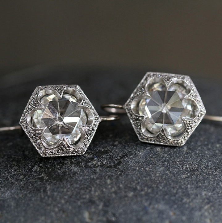 Orecchini vintage in vetro bianco arrotondato