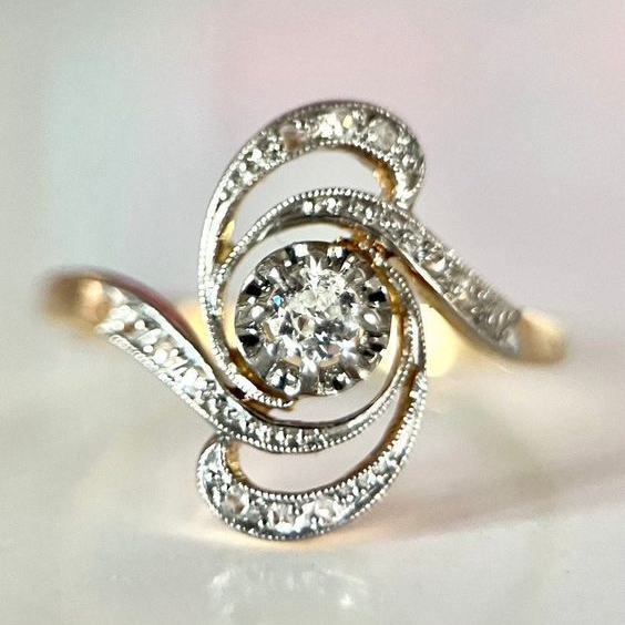 Anello d'oro vintage con spirale di zirconi