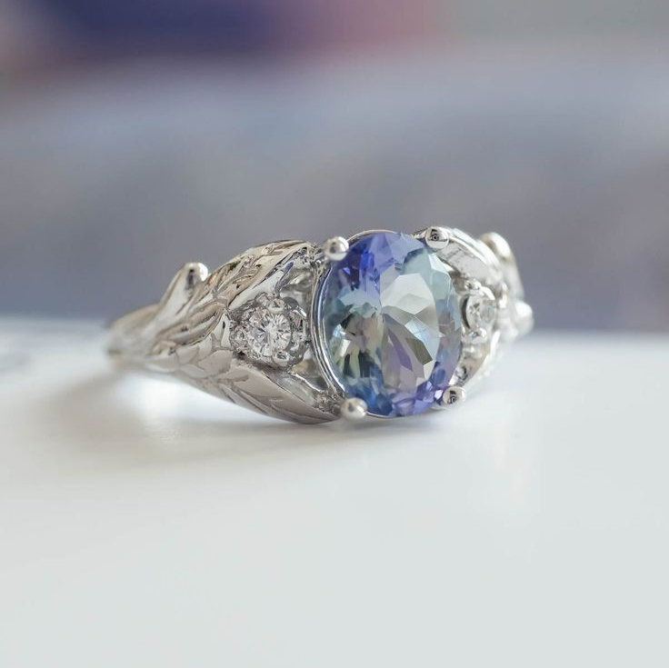 Anello d'argento con pietra blu vintage