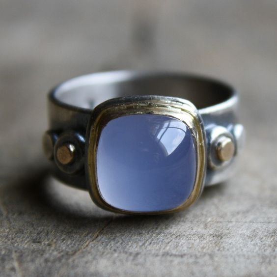 Anello vintage con pietra di luna intarsiata blu