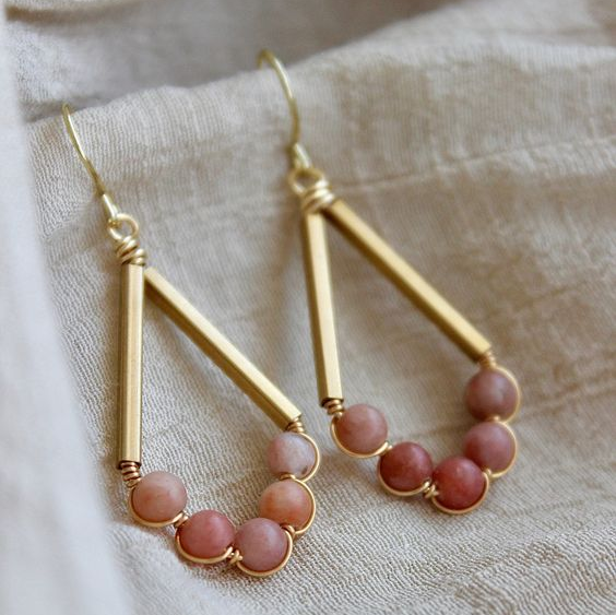 Orecchini d'oro pendenti con pietre rosse d'epoca