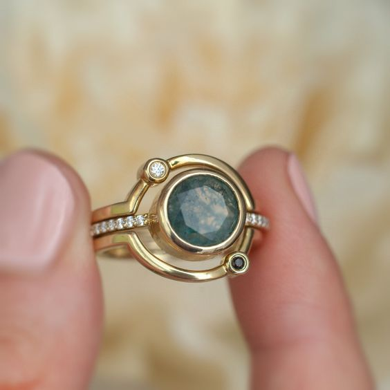 Anello d'oro con opale blu d'epoca