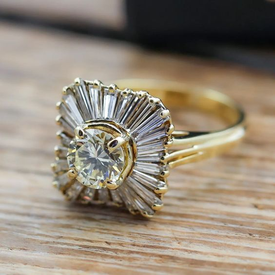 Anello d'oro con cristalli d'epoca