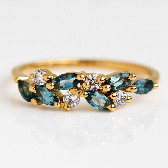 Anello d'oro vintage in vetro con zirconi blu