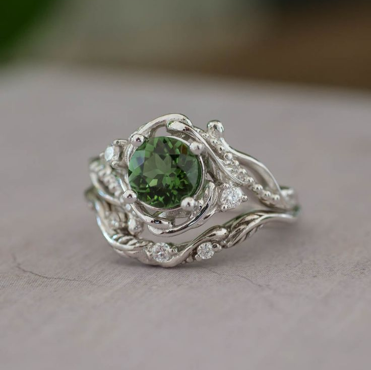 Anello vintage con ramo di pietra verde