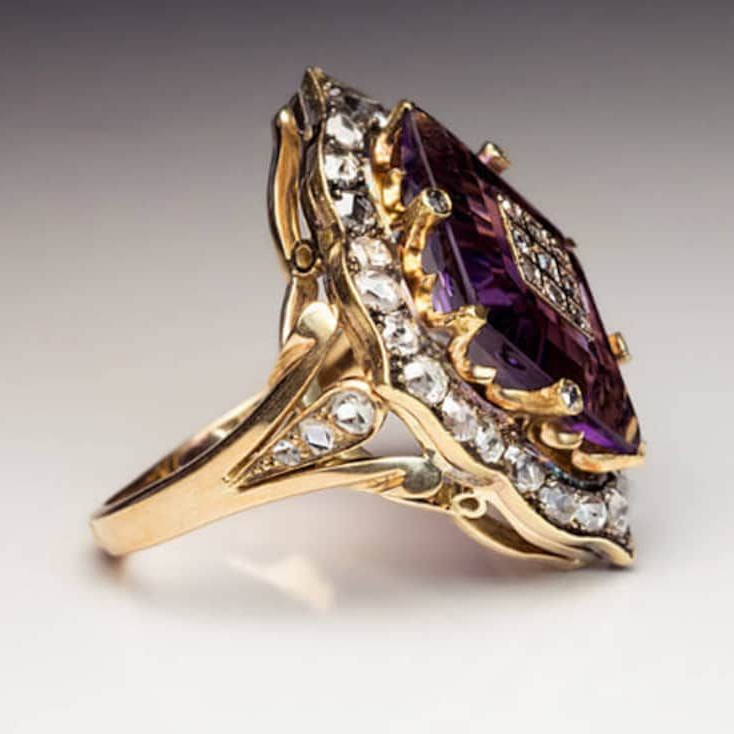 Anello d'oro vintage con zirconi viola