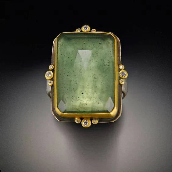 Anello d'oro in vetro verde vintage