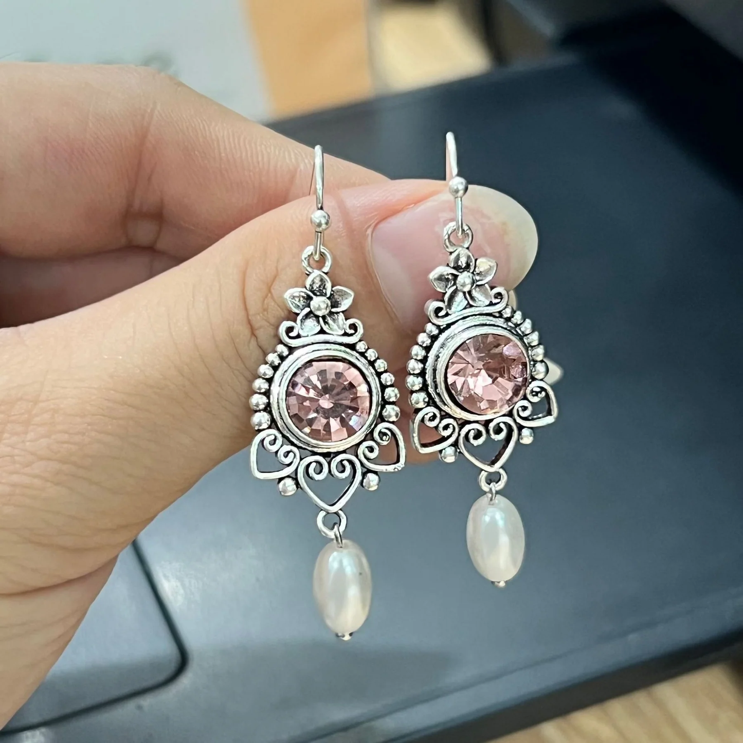 Orecchini di vetro vintage con perle pendenti