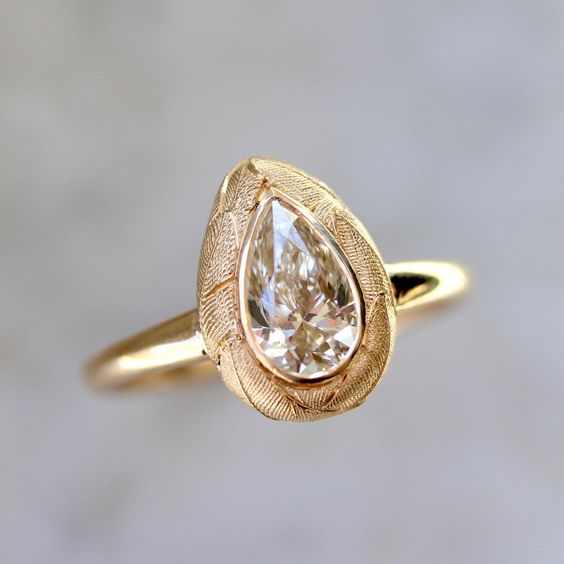Anello vintage con goccia di cristallo d'oro