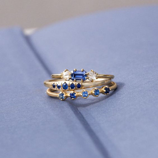 Anello vintage con zirconi blu a strati