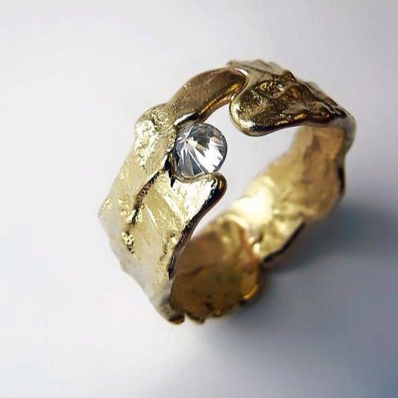 Anello vintage con intarsio di zirconi forgiati in oro
