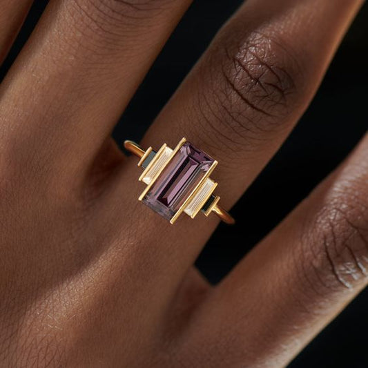 Anello d'oro vintage con zirconi viola