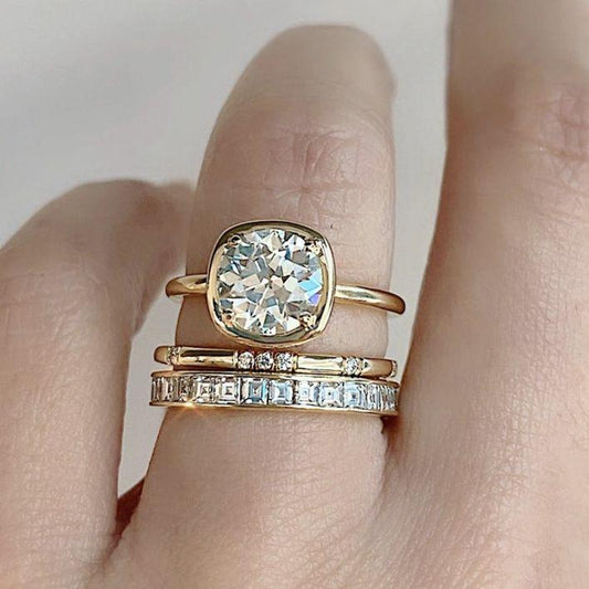 Set di anelli d'oro con zirconi vintage