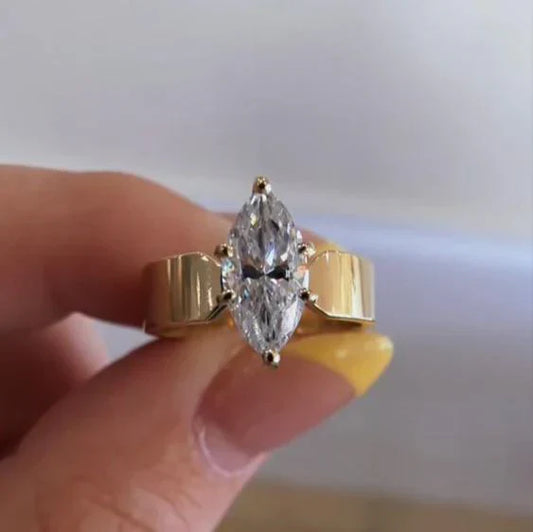 Anello d'oro con cristalli d'epoca
