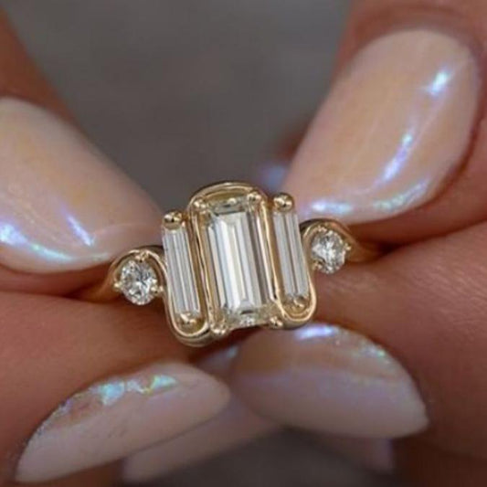 Anello d'oro con vetro bianco vintage