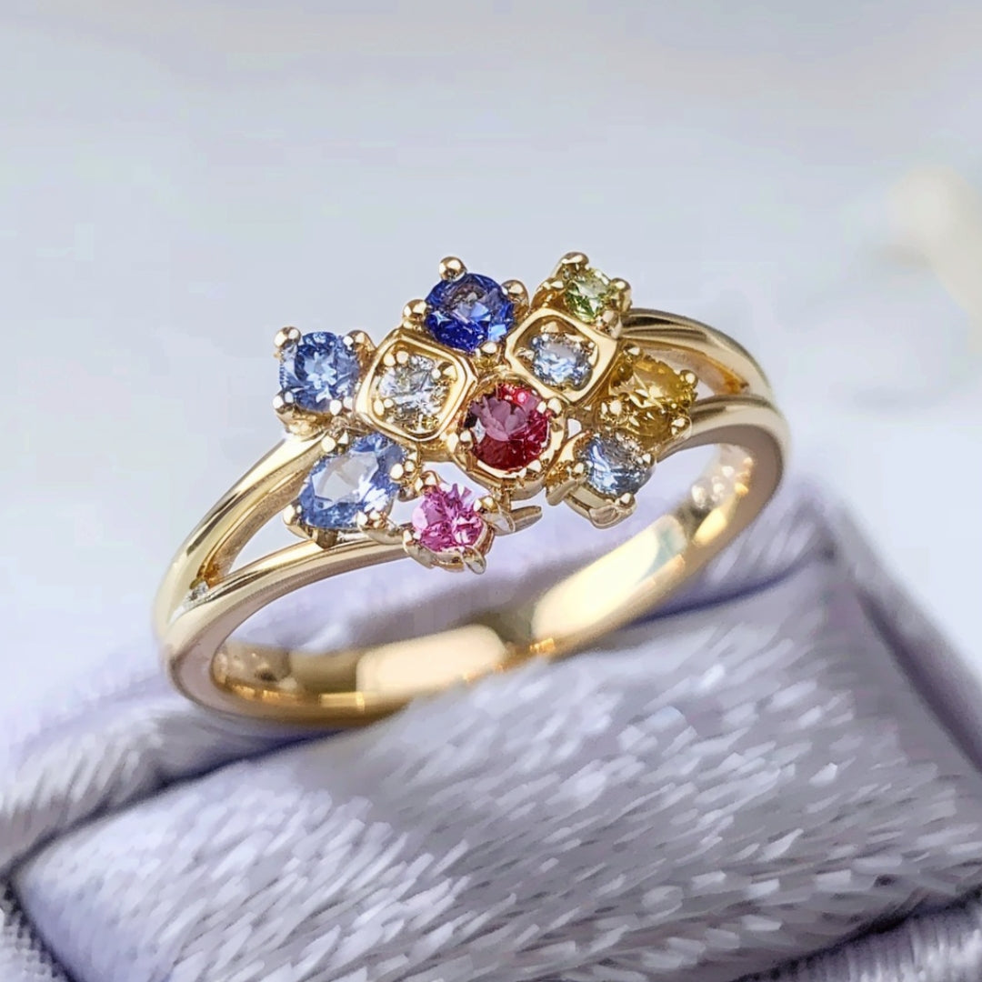 Anello d'oro con cristalli colorati