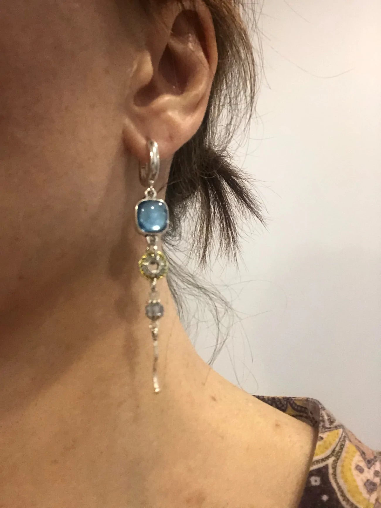 Orecchini a croce in pietra blu
