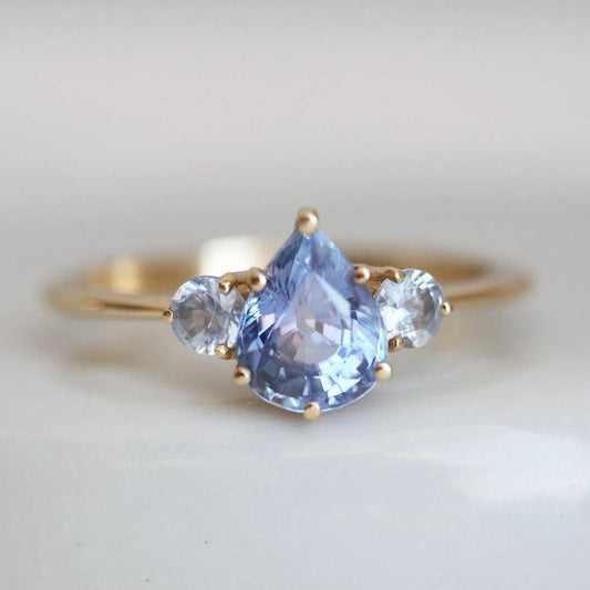 Anello d'oro vintage con goccia di cristallo blu