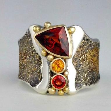 Anello d'argento con cristalli di fuoco vintage