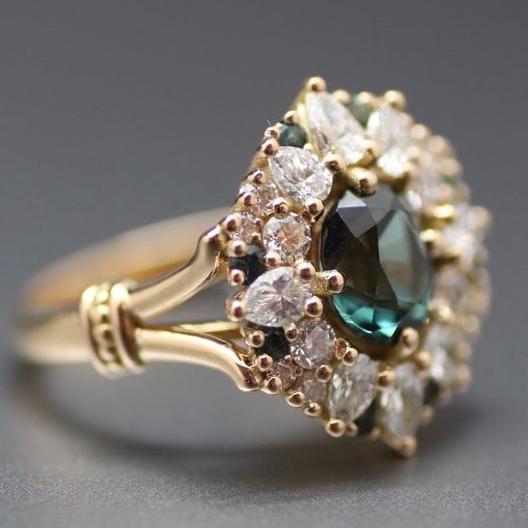 Anello vintage con smeraldo e zirconi luminosi