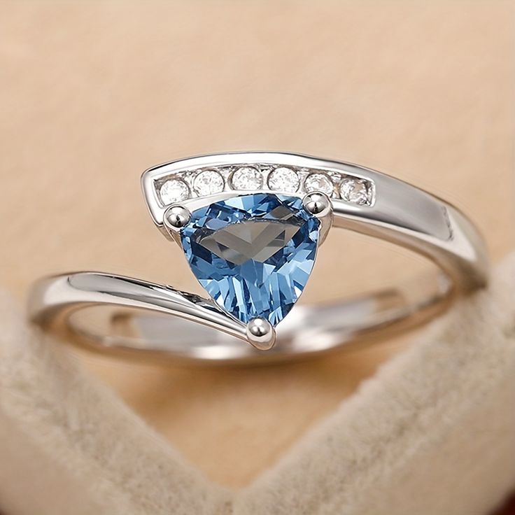 Elegante anello d'argento con cristalli blu d'epoca