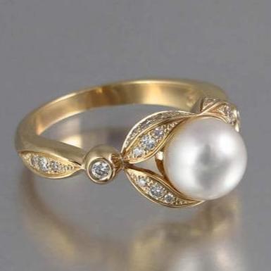 Anello vintage con perle e oro brillante