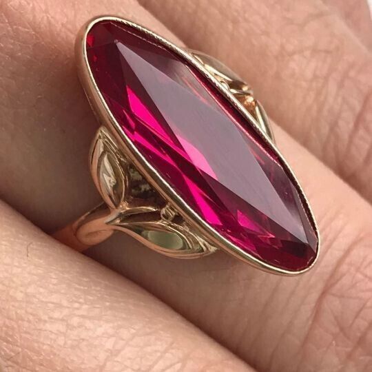 Anello d'oro con granato ovale d'epoca e cristallo