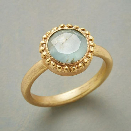 Anello d'oro con pietra bianca vintage