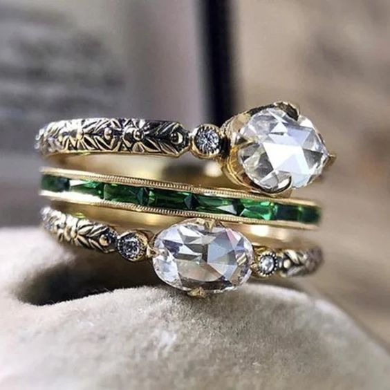 Set di anelli vintage a strati in oro con zirconi verdi