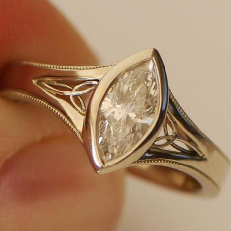 Anello d'oro con cristallo bianco ovale vintage