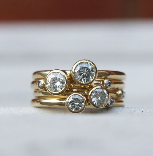 Anello vintage con stratificazione di zirconi d'oro