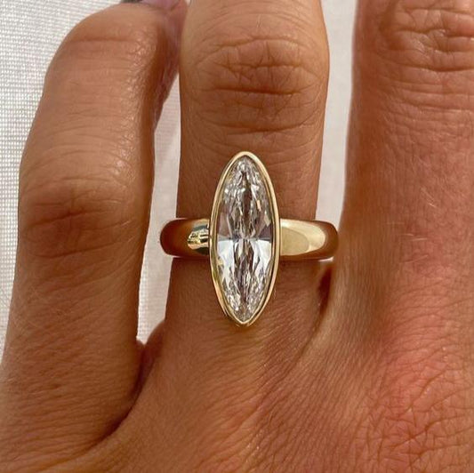 Anello d'oro con cristallo ovale vintage