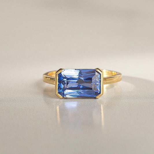 Anello d'oro rettangolare d'epoca in vetro blu