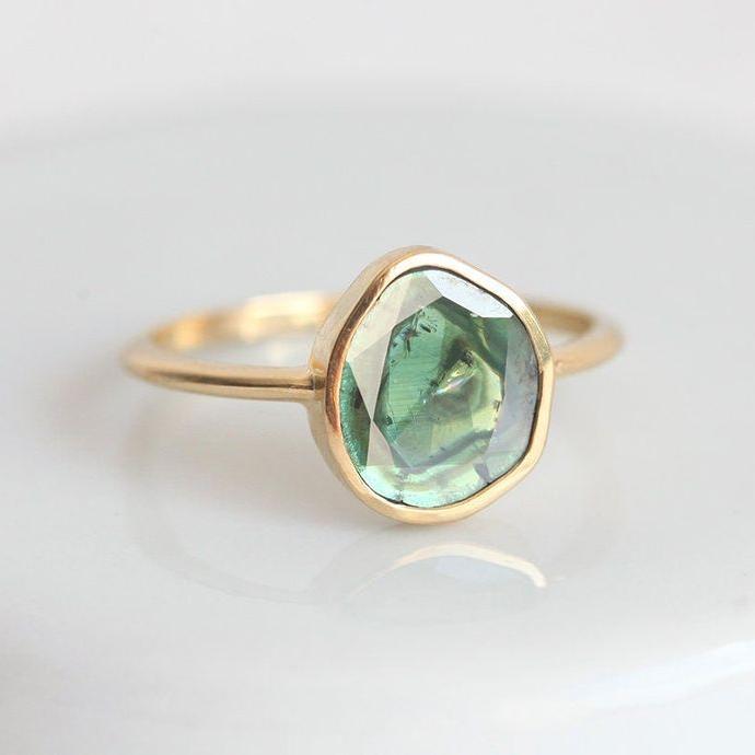 Anello vintage con pietra verde brillante