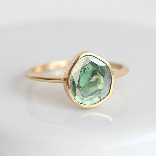 Anello vintage con pietra verde brillante