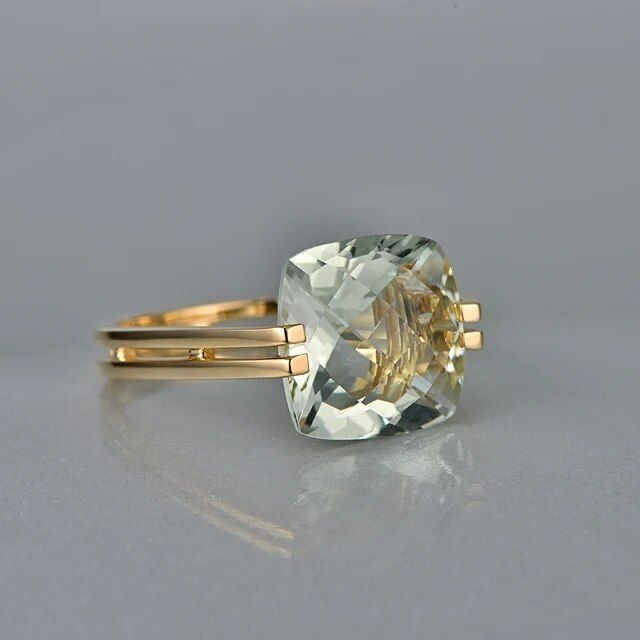 Anello d'oro con vetro cubico verde vintage