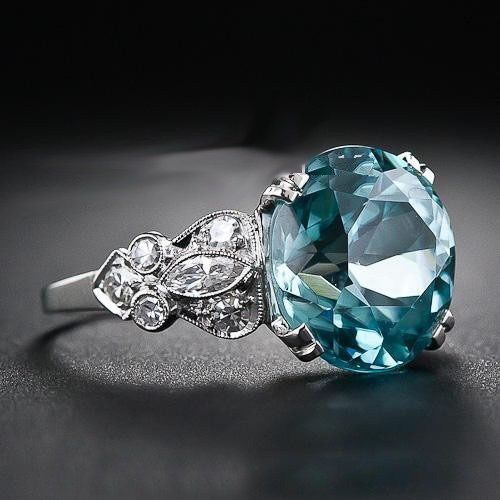 Anello vintage con zirconi blu a taglio arrotondato