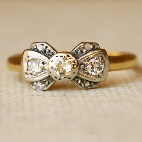 Anello d'oro vintage con cravatta di zirconi