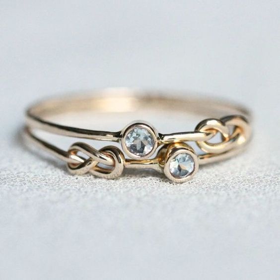 Anello annodato vintage in oro e zirconi