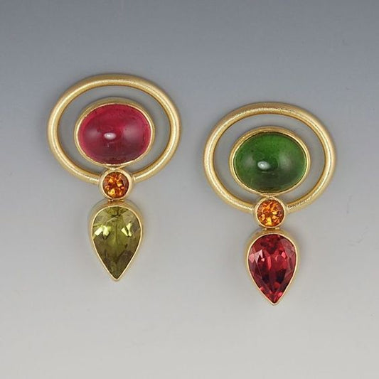 Orecchini d'oro vintage con pietre rosse e verdi