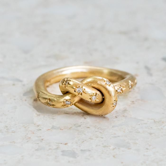 Anello d'oro celeste annodato vintage