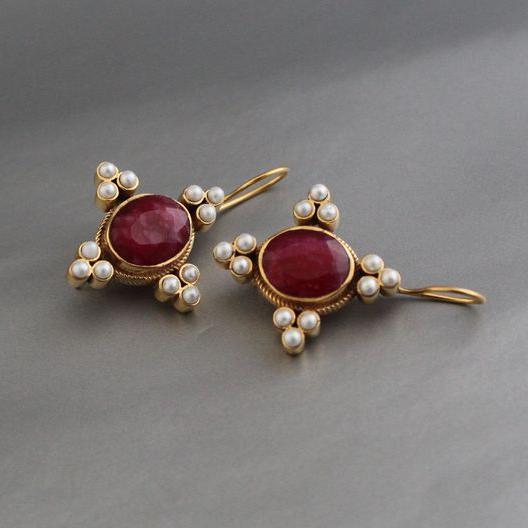 Orecchini vintage con pietre rosse e perle