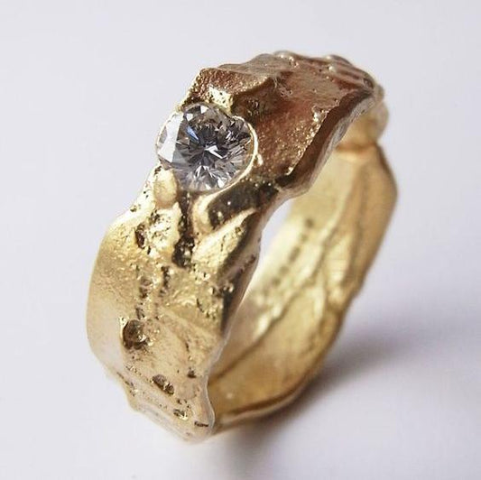 Anello vintage con cristalli intarsiati e forgiato in oro